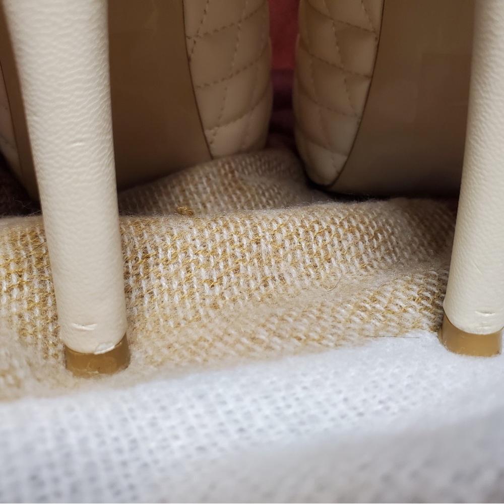 Vintage Cream Color Quilted Vegan Leather Pumps. 4.5" Heel. Size 8 - Picture 16 of 16